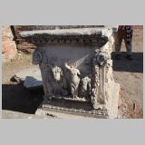 0955 ostia - regio ii - insula vii - sacello dell'ara dei gemelli (ii,vii,3) - altarstein romulus und remus - hier vor ort rueckseite - mars und venus.jpg